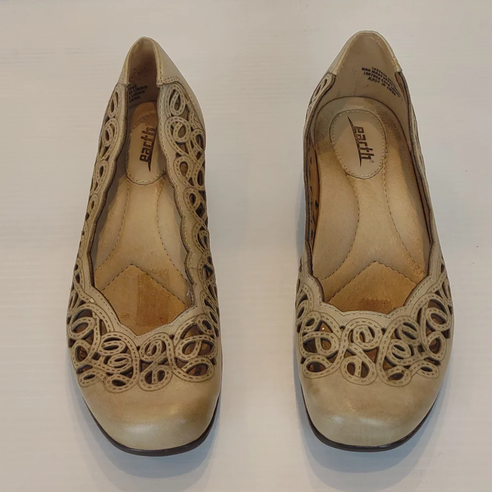 Earth Shoe Leather Bayside Biscuit Heavy Padded Laser Cut Scroll Slip On Wedges